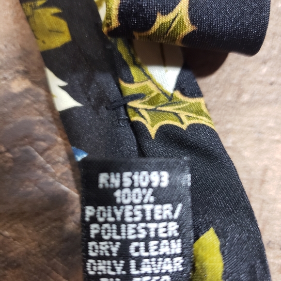 Hallmark holiday poinsettia and holly tie - Picture 6 of 7